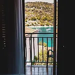 Fully Renovated One Bedroom With A Seaview - A Appartement