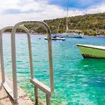 Fully Renovated One Bedroom With A Seaview - A Appartement *